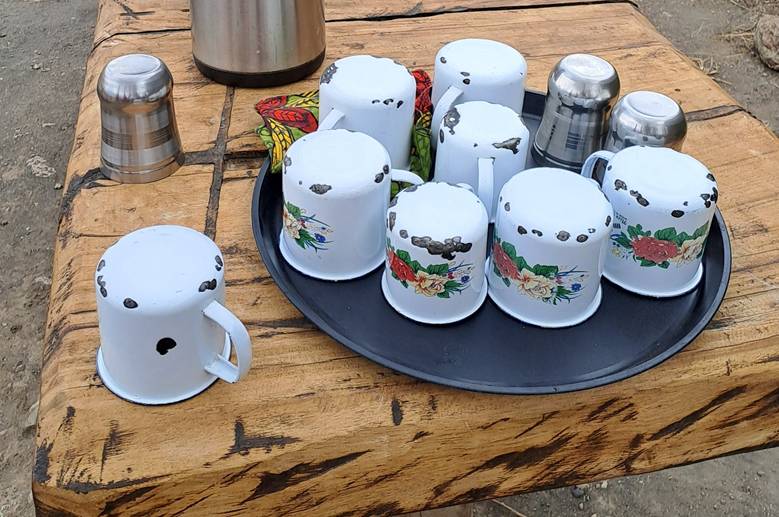 Olupane plehane šolje u Masai Lodge-u